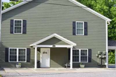 Image de Modern Country Getaway & Surprise View of Rock City; Spacious Townhome, Outside Relaxation, Fire Pit
