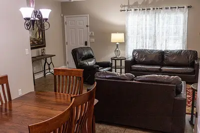 Image de Modern Country Getaway - Surprise View of Rock City - Outside Relaxation-Spacious Townhome-Fire Pit