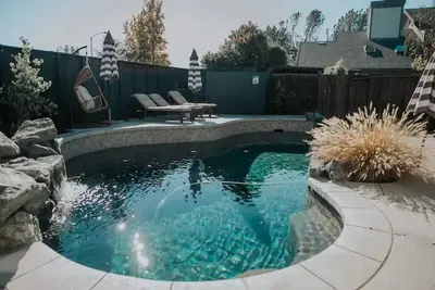 Image de Perfect Redding Retreat w/Hot tub, Pool & King bed