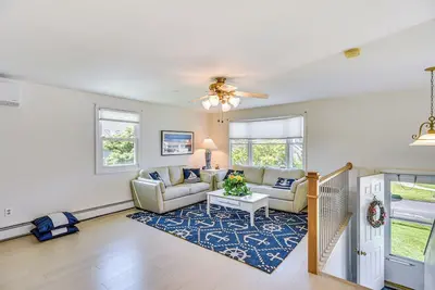 Image de Coastal Home: 1 Mi to Beach, 2 Mi to Dtwn Newport!