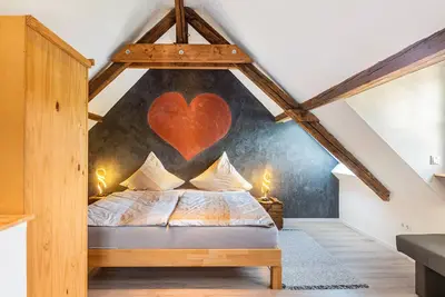 Image de Grand appartement de vacances avec cheminée dans la maison de vigneron Schenk, avec vue sur la montagne et Wi-Fi