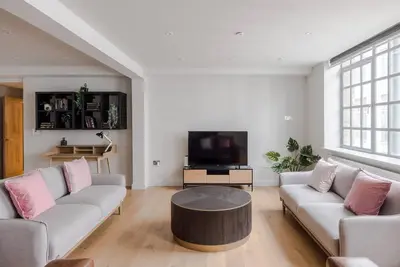 Image de The Eyre Suite Five - Farringdon - by Frankie