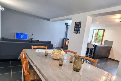 Gîte 80m² avec jardin privatif, garage pour motos, à proximité des sentiers de randonnée et circuits Vtt.