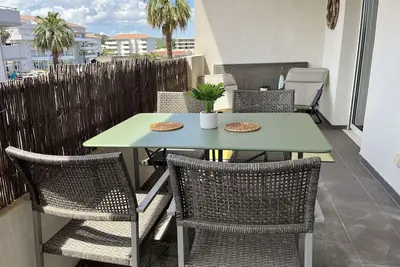 Image de T2 climatisé avec terrasse, proche plages et commerces, idéal famille, linge inclus