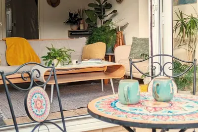 Stylish, large family home near river and station