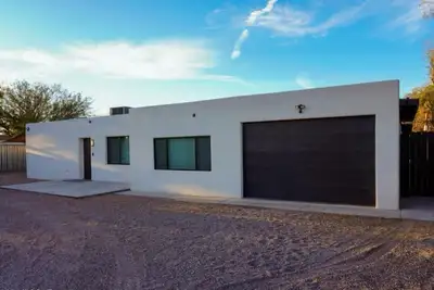 Image de 5 Bedroom House, Backyard Sand Volleyball Court, Horseshoe Pit Close 2  UofA