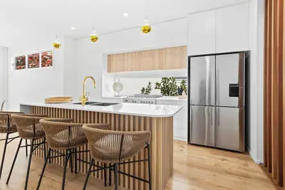 Image de Family and Pets Escape