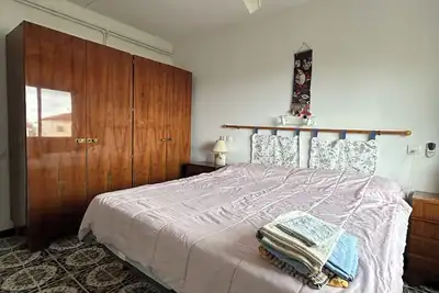 Top floor apartment with sea-view. Perfect location: 2mn from beach, 5mn city.