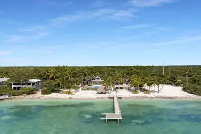 Image de Experience luxury at Orchid Beach, a stunning 4-bedroom home in Islamorada with breathtaking views.