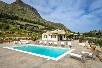 Image de Maison de vacances privée avec piscine privée, climatisation, Wifi, Tv, véranda, vue panoramique