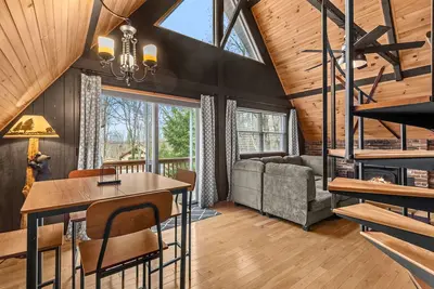 Image de Whispering Pines - Lake Access, Hot Tub, Fire Pit!