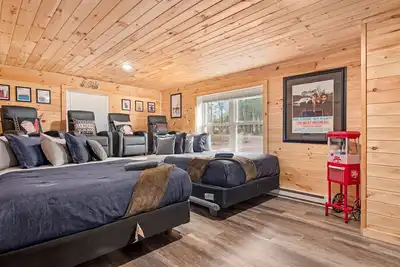 Image de Cozy Cinema Cabin - Hot Tub and More!