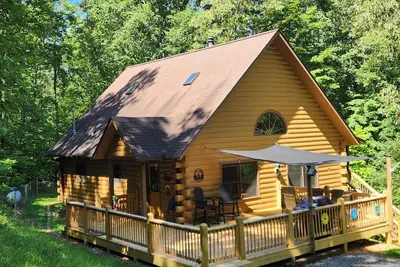 Image de Log Cabin - Secluded 5 Acres - 5 min to Historic Downtown Murphy