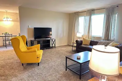 Image de 2 Bedroom Apartment conveniently located to shopping and highway.