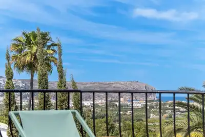 Image de Feel like royalty in this 4 bedroom villa with sea views.
