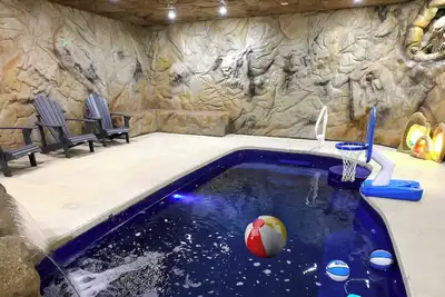 Image de Lord of the Rings: Pool, Theater, Game Rm, Firepit
