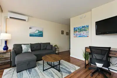 Image de Waikiki Oasis 1-Bedroom on Nahua | Lanai + Parking