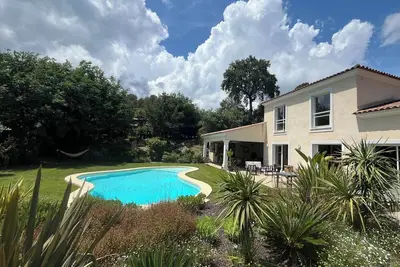 Image de Villa contemporaine lumineuse au calme absolu avec piscine