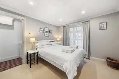 Image de Modern 3-floor open plan townhouse with patio