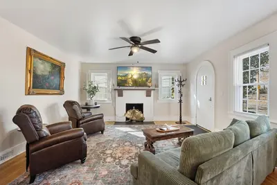 Image de Holly Hill. . 3-bedroom home in Historic Gastonia private yard 20min to Airport