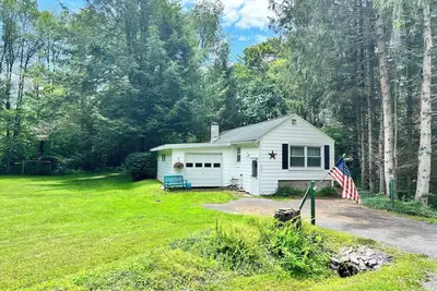 Image de Cozy and private countryside cottage in Newfield. Pet-friendly!