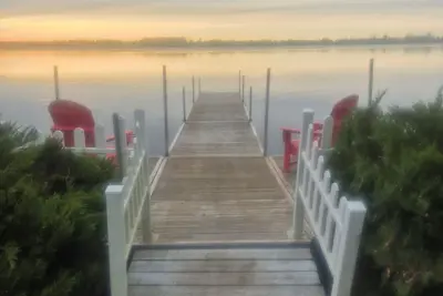 Image de Relaxing waterfront cottage on Lake Scugog, beautiful Sunset, hot tub w Game Rm