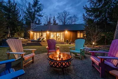 Image de Huron Woods Holiday House-High End Luxury!