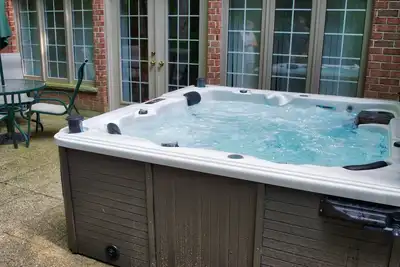 Image de Beaver Dam Luxury Cottage: Large Beautiful Cottage, Hot Tub Included!