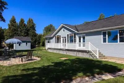 Image de Mystic Bay Lakefront Beach House.