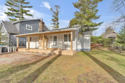 Image de Patsy's Place! Fresh Renovation Steps From Beach!