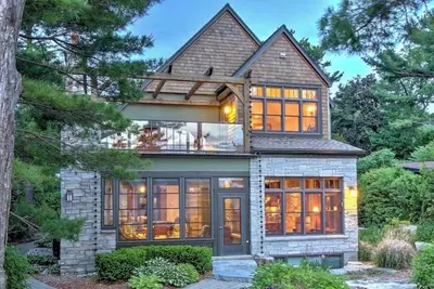 Image de Pinepoint Lakefront Cottage- Ultimate Luxury In Southcott Pines!