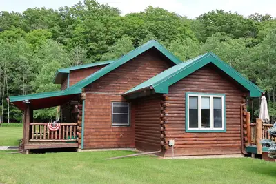 Image de Log Cabin Living in this rustic yet refined home with ample space and privacy!