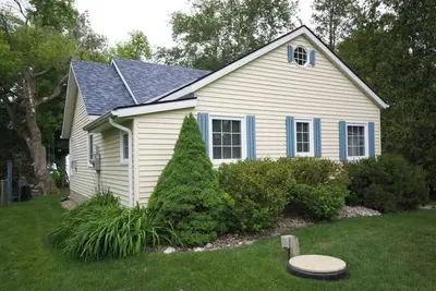 Image de Poplar Beach Lakefront Cottage!