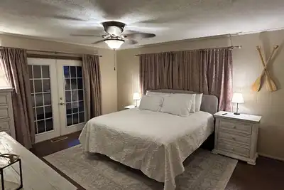 Image de Cozy lake retreat in Sand Point! Game room with deck and views of Lake Texoma.