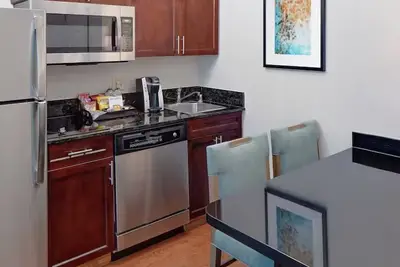 Image de Spacious Suite w\/ Separate Bedroom and Living Area | Right Off I-35