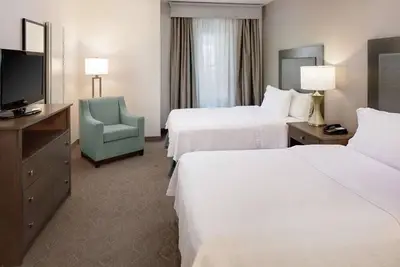 Image de 2 Suites | 2 Double Beds w\/ Separate Bedroom and Living Area