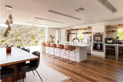 Image de Breathtaking Mountain & Ocean Views w Modern Design - Malibu / Pacific Palisades