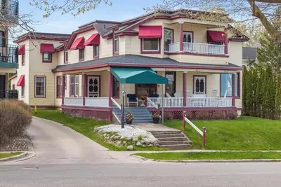 Image de 4 Bedroom Charlevoix Lakeview Home