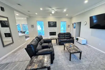 Image de Tranquil 1. 5-Acre Retreat with Modern Comfort