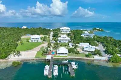 Image de Multi-family compound w dockage & private pool