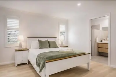 Image de Beautiful 3 bed, 2 bath, located opposite historical Vancouver Arts Centre