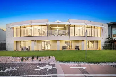 Image de \"Absolute Beachfront Luxury\" | By Host Solutions