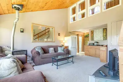 Auburn Cottage w/ Patios & Garden - 3 Mi to Town!