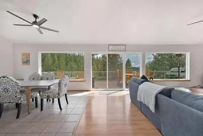 Image de Lake view property with lake access!