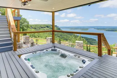 Image de Luxe Home w/ Panoramic Greers Ferry Lake Views