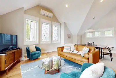 Image de Stunning riverfront home, hot tub, Bbq, woodstove, and washer & dryer