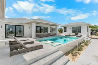 Image de Beachfront New Luxury Beach Home, Always Calm Beach on Lazy River Sand Bar.