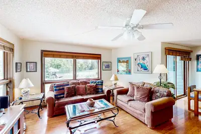 Image de Comfortable condo with full kitchen, balcony, & washer/dryer