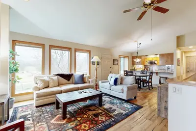 Image de Dog-friendly house with amazing mountain view, outdoor dining on deck, & W/D