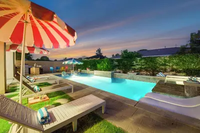 Image de 3 miles to festivals, fun home, gameroom, deals!